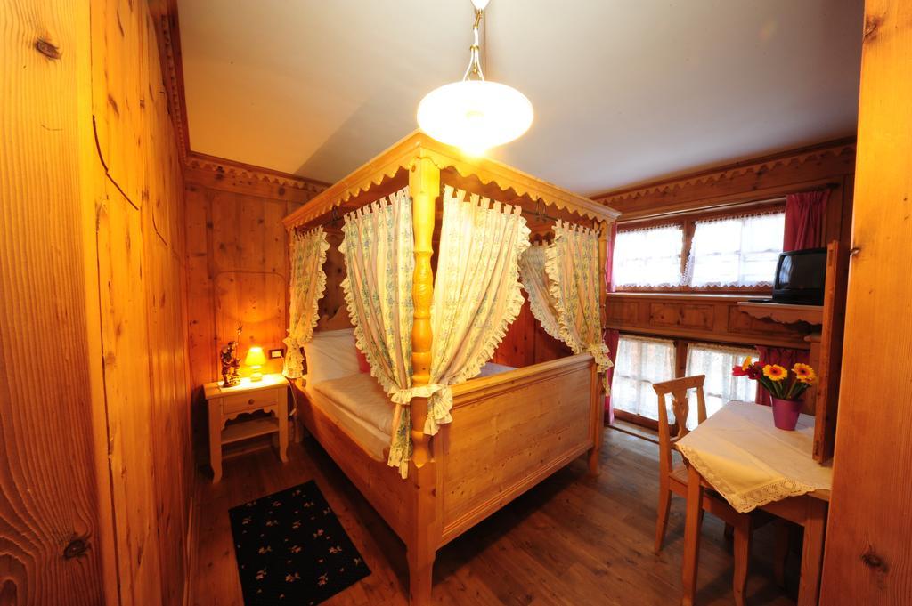 Chalet Alpenrose Bio Wellness Naturhotel Cogolo Ruang foto