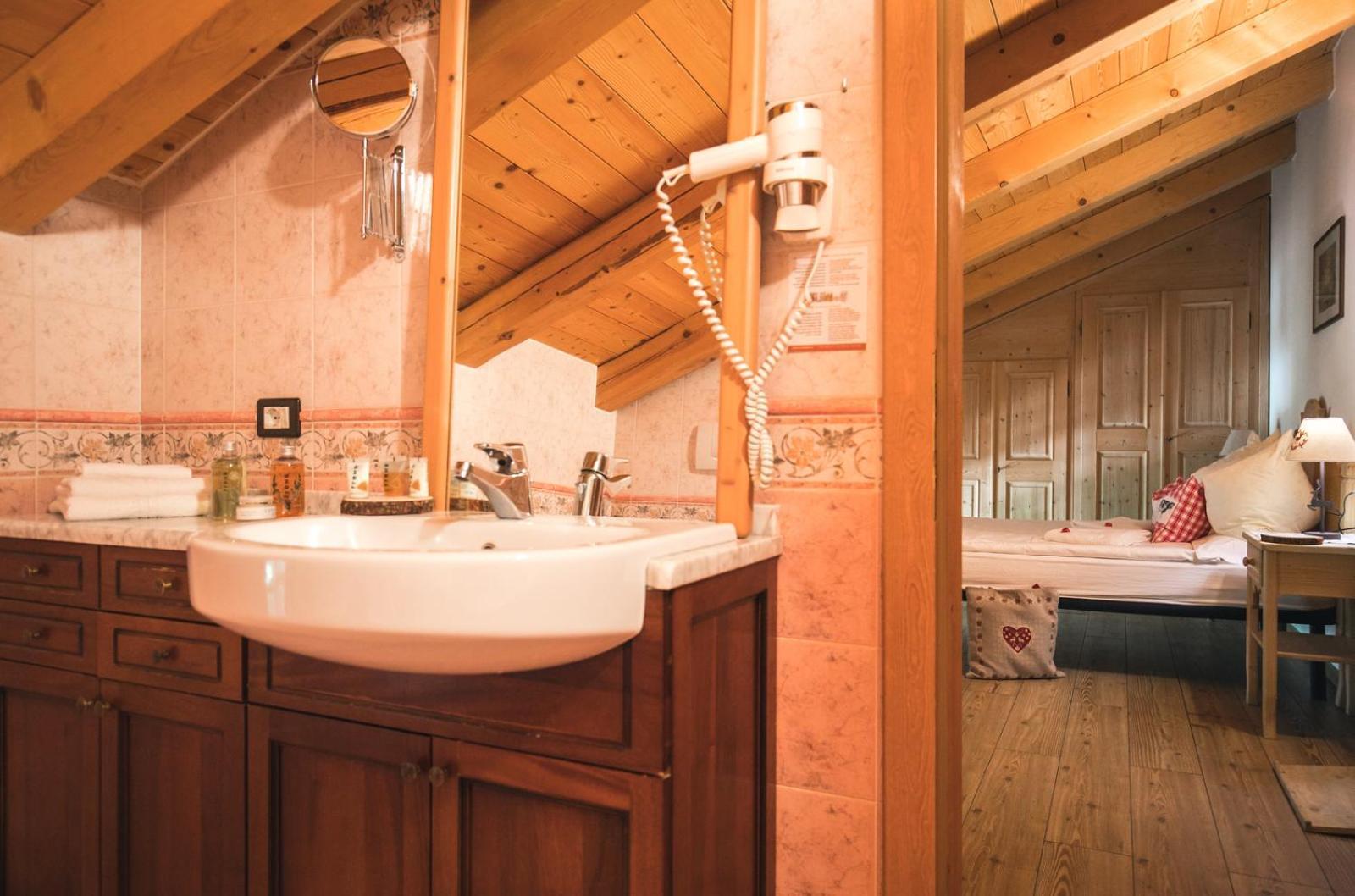 Chalet Alpenrose Bio Wellness Naturhotel Cogolo Bagian luar foto